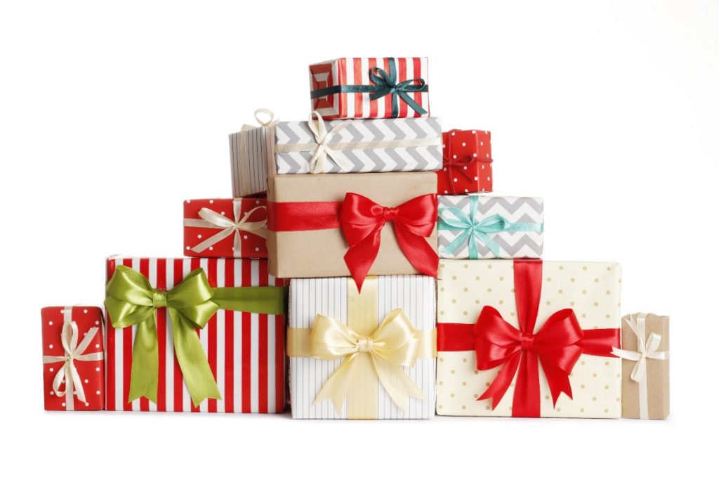 Preise oder Geschenke für die Gewinner bei der Weihnachtsfeier bereithalten